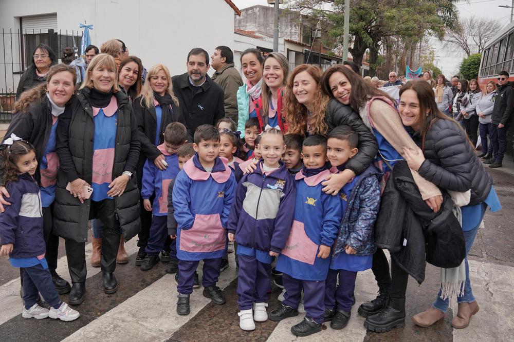 Las escuelas con sus docentes, alumnas y alumnos, participando del gran desfile.