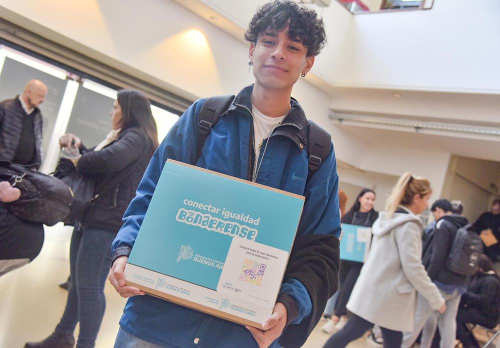 Estudiantes de ocho secundarias de San Martín recibieron las netbooks, que próximamente van a llegar a todos los alumnos y alumnas de 6° año de escuelas de gestión pública.