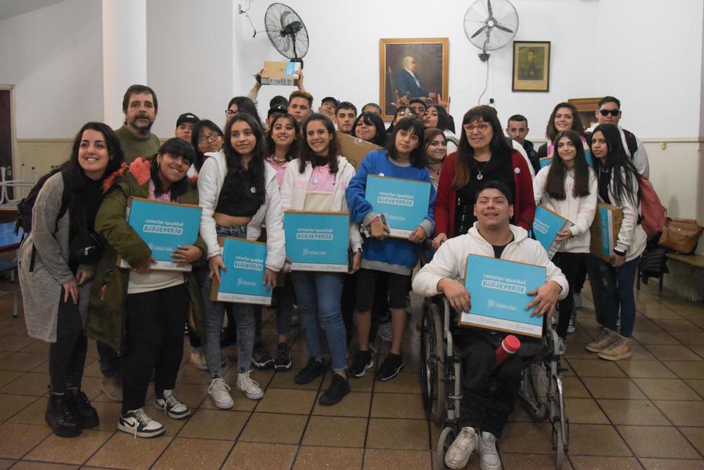 El intendente Fernando Moreira entregó las primeras 762 netbooks