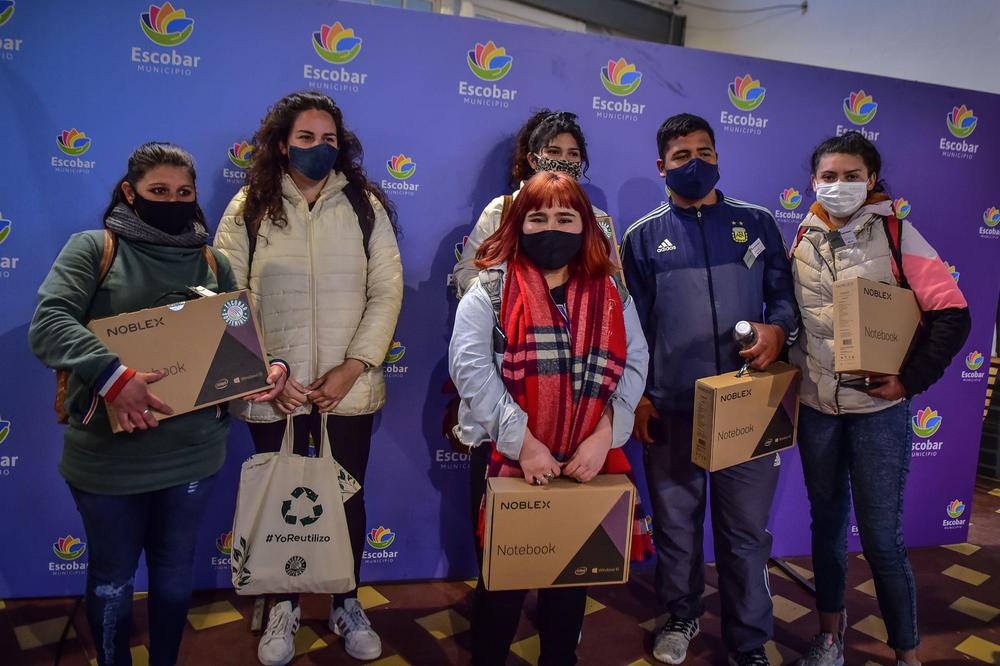 jovenes ganadores del hackathon