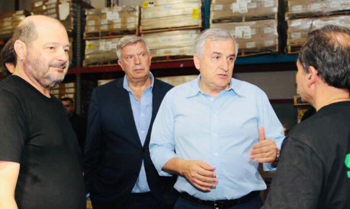 El-diputado-Walter-Carusso-Mauricio-DAlessandro-y-el-gobernador-Gerardo-Morales-visitando-una-empresa-en-San-Martin-696x416