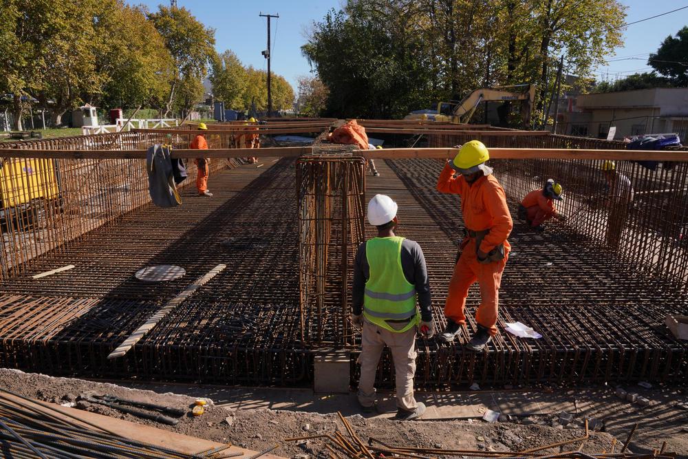 Actualmente se realiza el armado de la estructura de contención de las vías del Ferrocarril Mitre