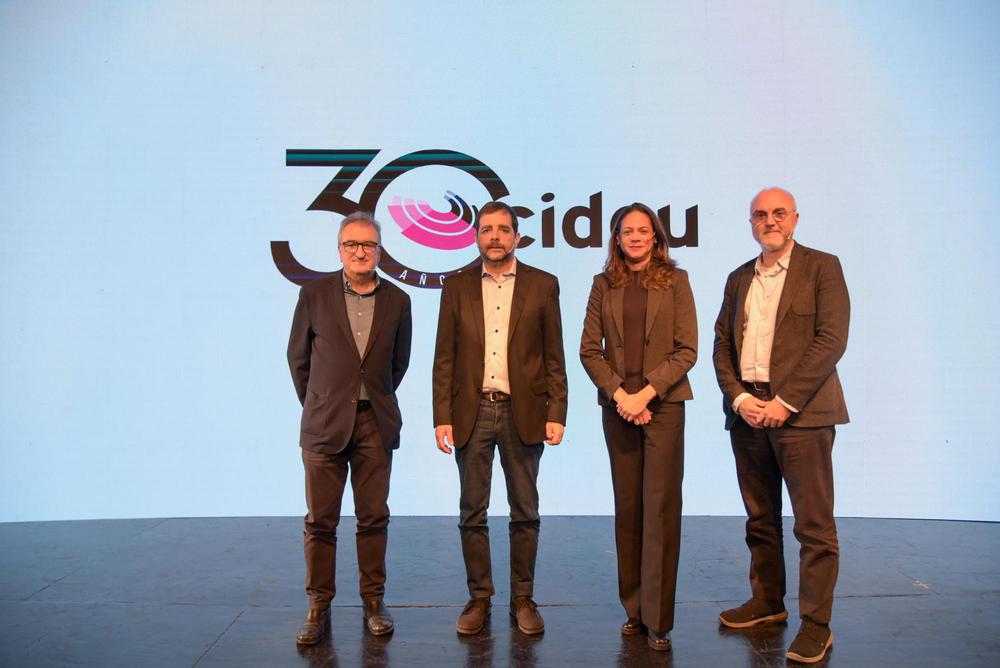 El intendente de San Martín expuso sobre planificación y gestión junto a especialistas de España y la directora del Centro Iberoamericano de Desarrollo Estratégico Urbano.