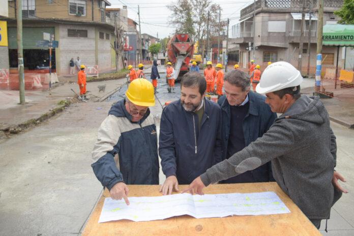 Fernando-Moreira-y-Gabriel-Katopodis-recorrieron-las-obras-de-renovacion-de-la-Av.-9-de-Julio-696x464