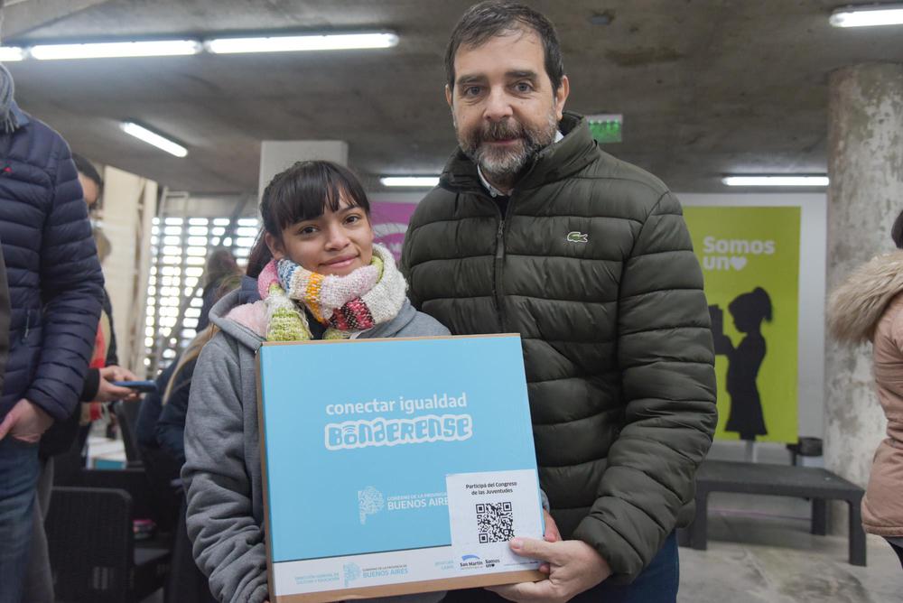El intendente Fernando Moreira encabezó la entrega de 720 netbooks más del programa Conectar Igualdad Bonaerense.