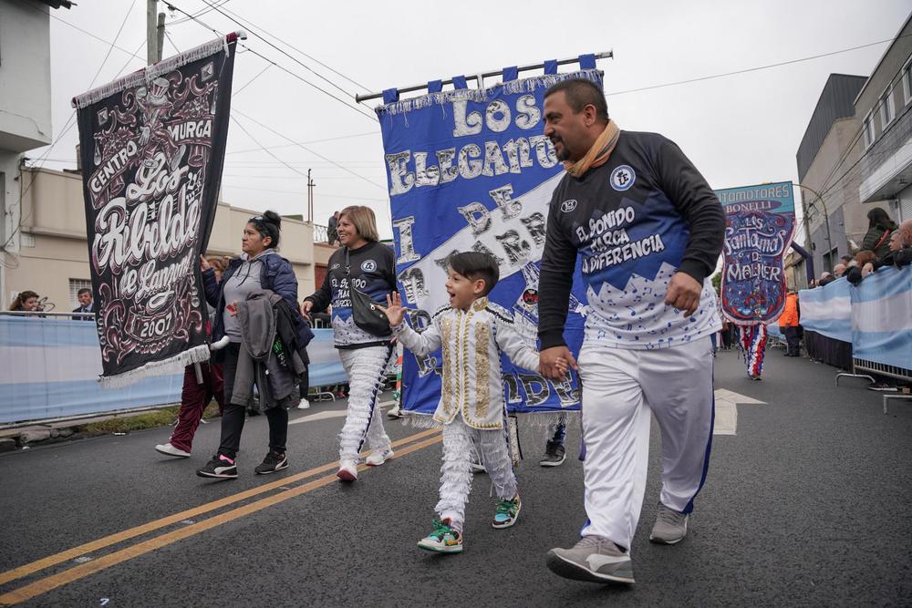 Distintas organizaciones sociales, clubes y murgas también estuvieron en el desfile.