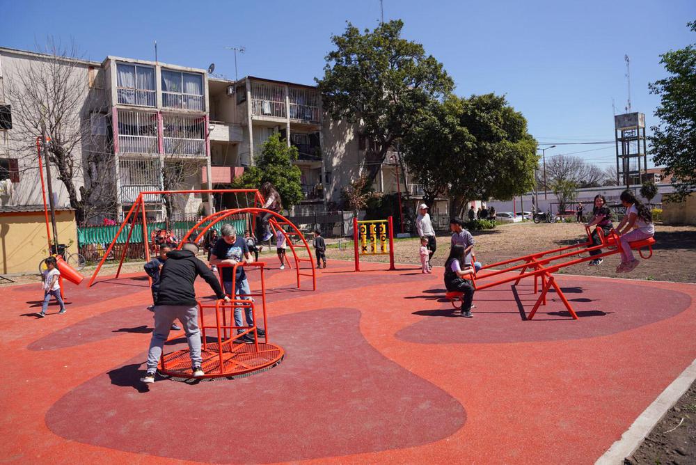 La remodelación integral incluyó nuevos juegos infantiles, un playón deportivo y saludables, luces LED y otras mejoras.