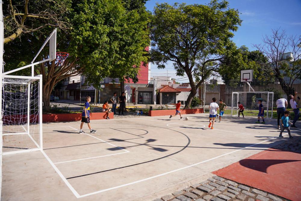 La Plaza del Padre y la Plaza Favaloro cuentan con nuevos playones deportivos para fútbol y básquet