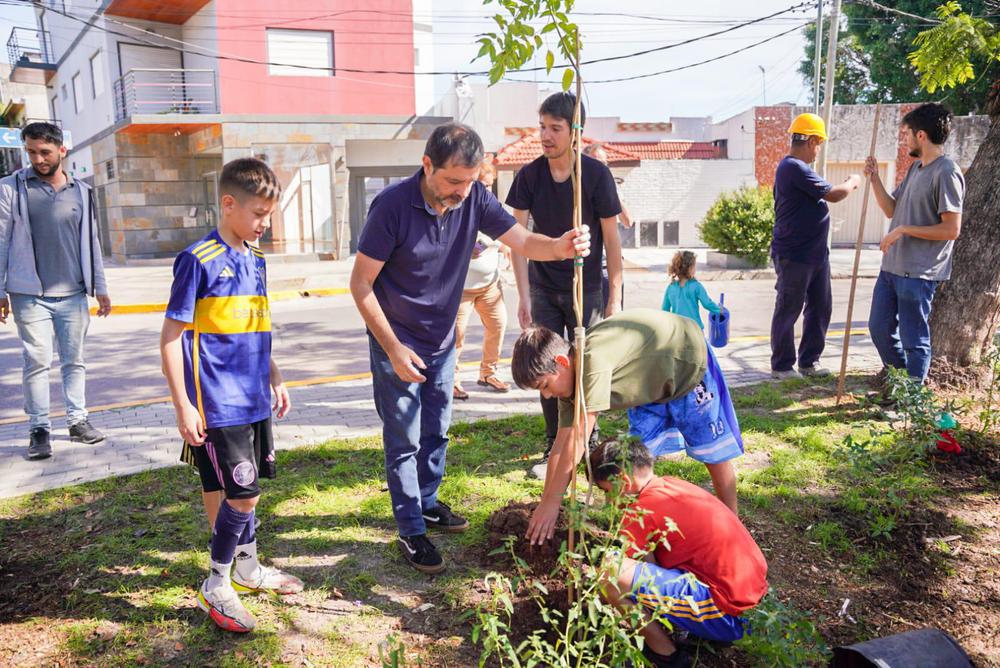 Fernando Moreira inauguró la Plaza del Padre en Villa Lynch