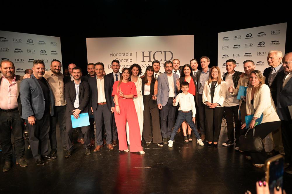 Juraron las y los 12 concejales electos, 6 por el oficialismo, 3 por JxC y 3 por LLA