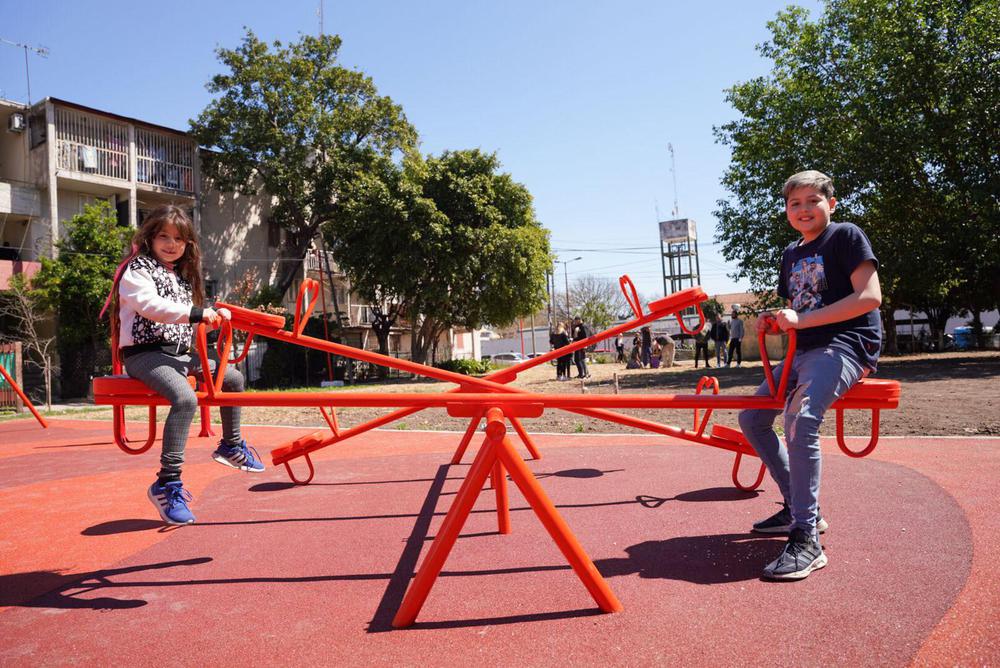 La plaza se suma a la renovación del Parque Yrigoyen, la nueva Plaza Ombú, la Mercedes Sosa, entre otras obras.