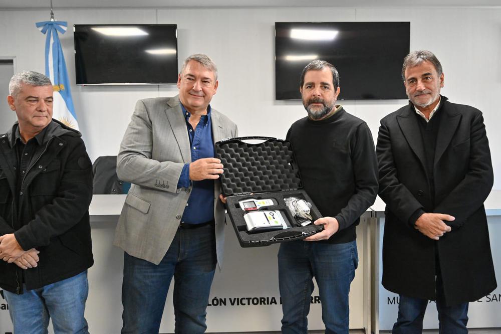 El intendente de San Martín, Fernando Moreira, y el ministro de Transporte bonaerense, Jorge D'Onofrio, encabezaron la entrega de 152 cascos para trabajadores y 295 Pases Libres Multimodales para sanmartinenses