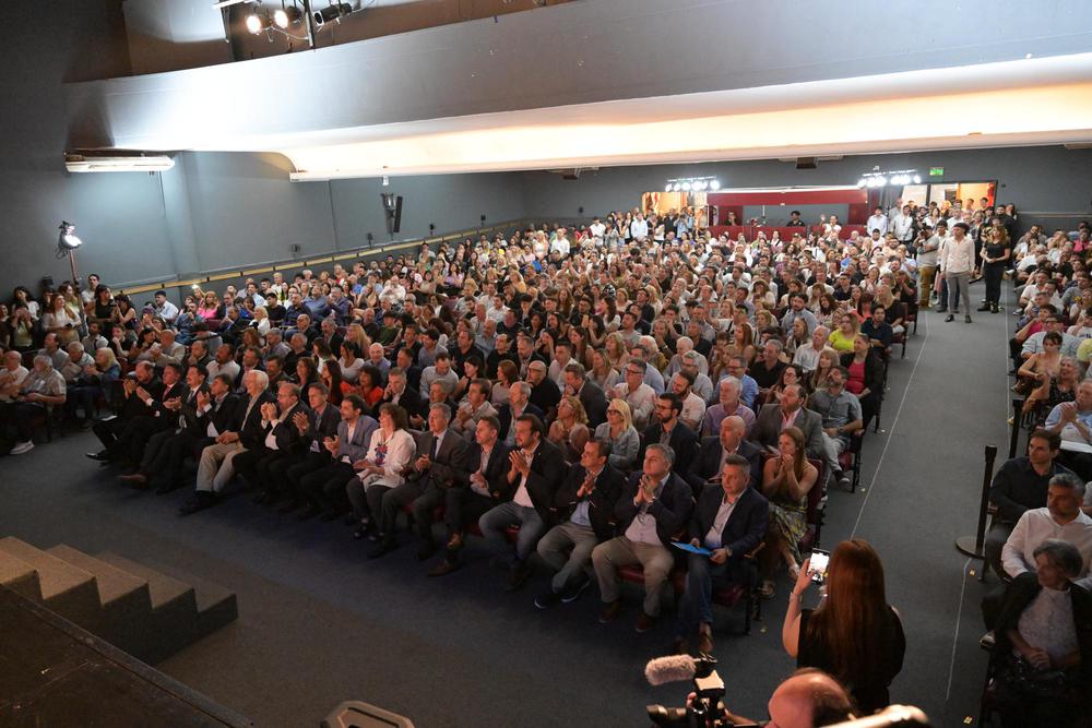 La Sesión tuvo lugar en el Complejo Cultural Plaza, a sala llena