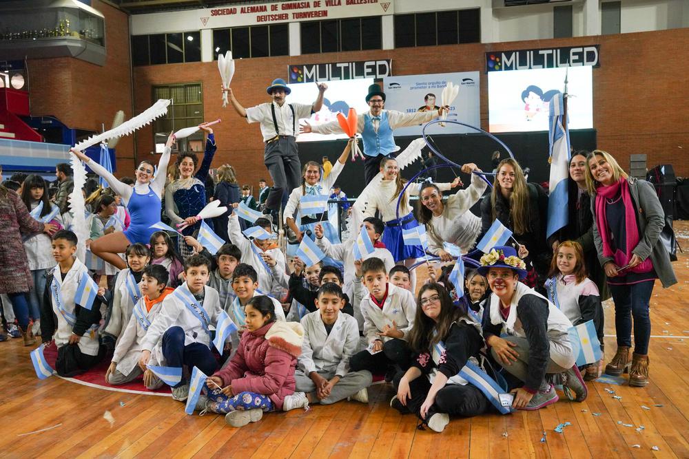 Chicas y chicos del turno tarde disfrutaron con Latitud Circo, una de las propuestas culturales que hubo durante el día