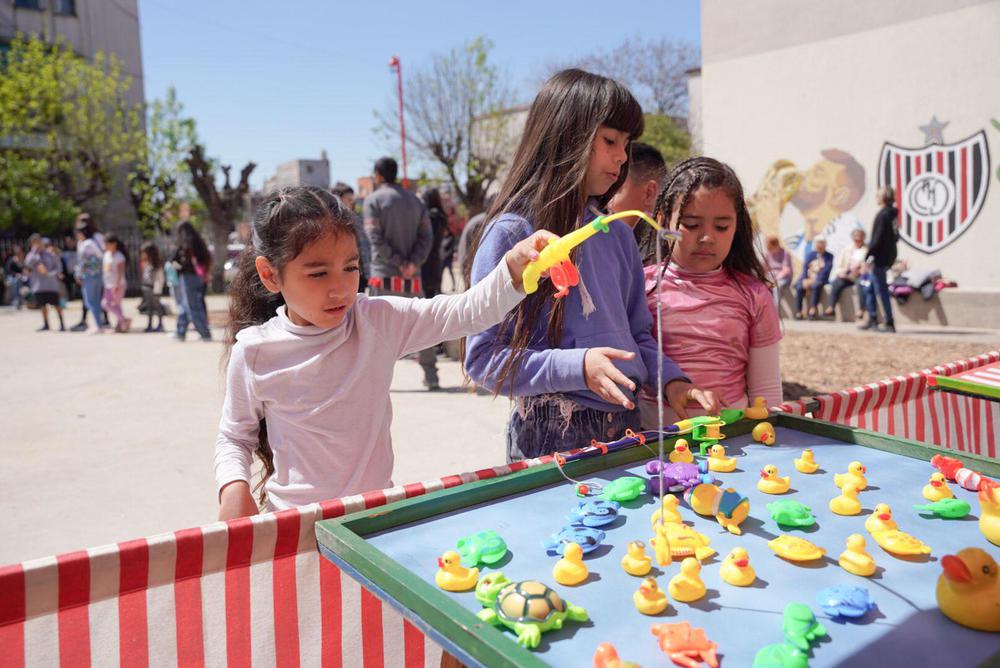 Durante la jornada, las familias del barrio disfrutaron distintas propuestas culturales, infantiles y recreativas, como la kermés de juegos.