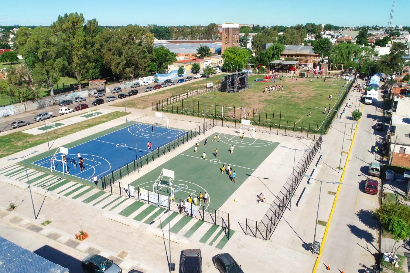 Cuenta con cancha de césped, dos playones deportivos, juegos infantiles, equipamiento urbano e iluminación LED para toda la comunidad del barrio.