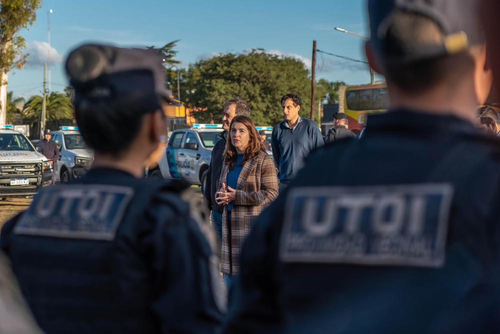 ENTREGA POLICIA Y PATRULLEROS 023
