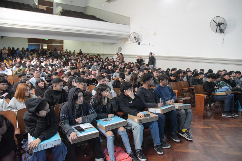 Ya son 762 los estudiantes del último año del secundario que recibieron sus computadoras con contenido pedagógico.