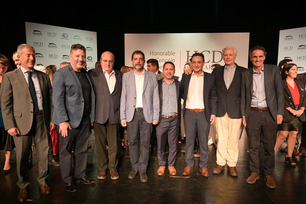 Los intendentes Gustavo Menéndez y Pablo Descalzo se sumaron como invitados junto a ex indentendes de la ciudad y el rector Carlos Greco