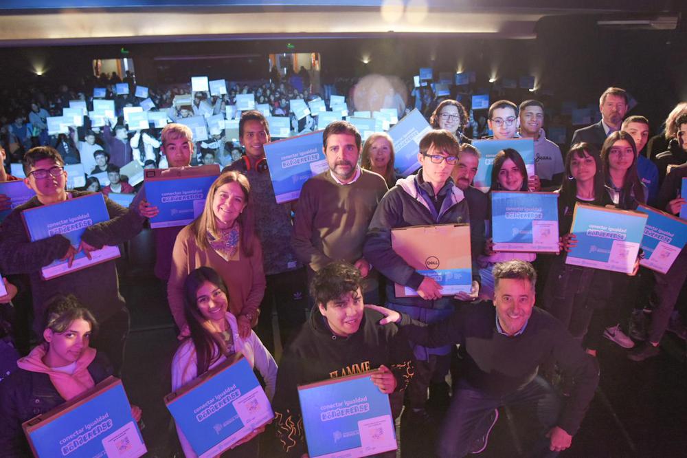 Fernando Moreira entregó 484 computadoras de Conectar Igualdad Bonaerense