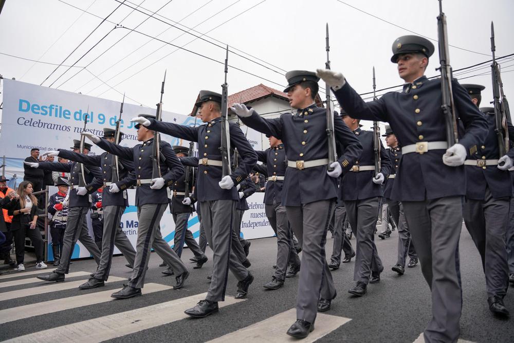 Del desfile participaron escuelas, centros infantiles, colectividades, veteranos de Malvinas, entre otras instituciones y áreas municipales.