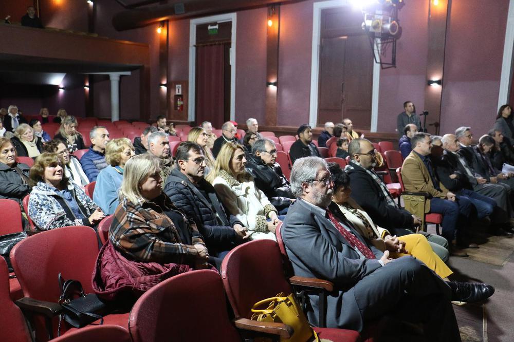 IMG_7587_copy_1376x917