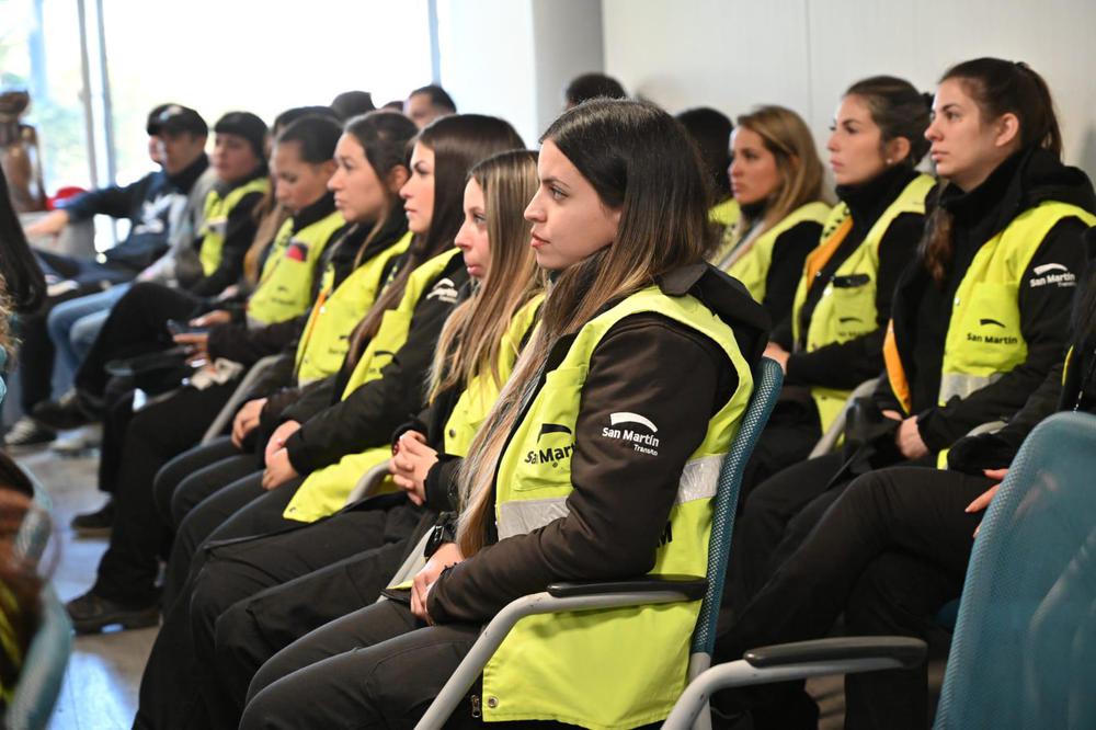 Durante la jornada también se llevó adelante una capacitación de educación vial para agentes municipales de tránsito y trabajadores de plataformas de delivery que se beneficiaron con la entrega de cascos.