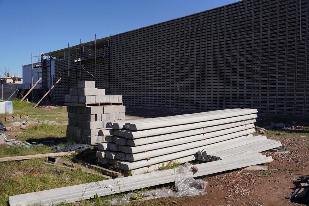 El Salón de Usos Múltiples tiene 468 metros cuadrados cubiertos y se sumará a los espacios deportivos y educativos existentes, además de una plaza que tendrá juegos infantiles y saludables.