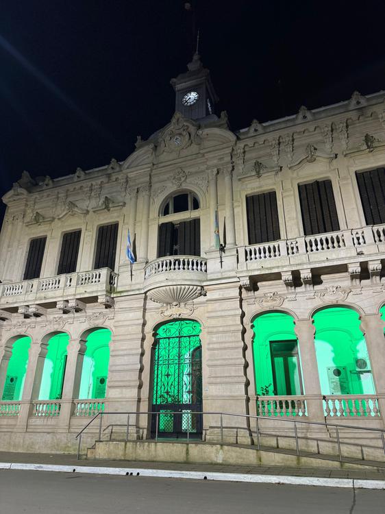 municipio iluminado de verde por el dia de la donacion de organos 30 de mayo