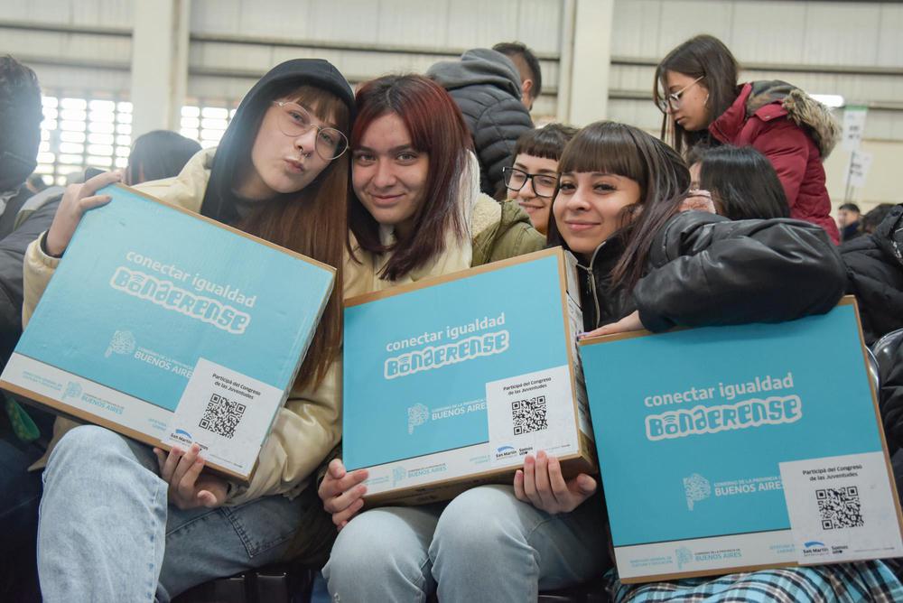 Recibieron su computadora estudiantes de último año de 22 escuelas secundarias de la ciudad.