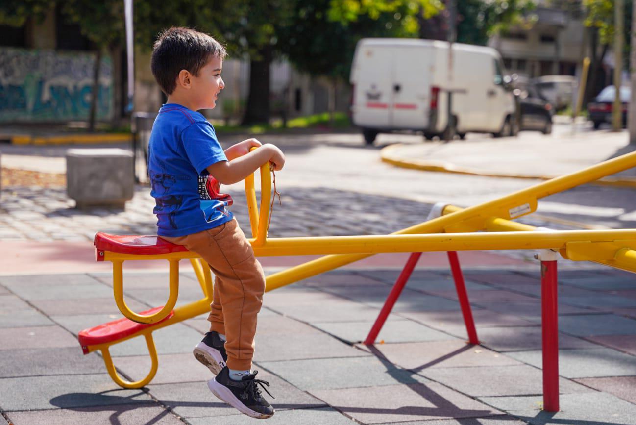 Los sectores de juegos infantiles de todas las plazas fueron renovados