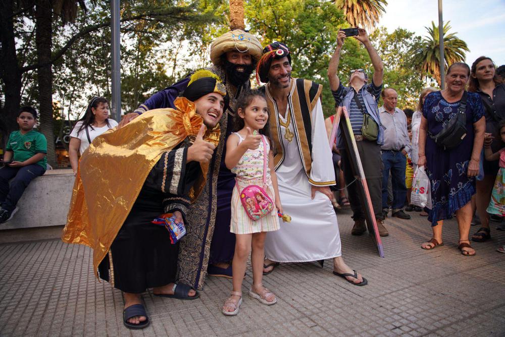 Niñas y niños de San Martín disfrutaron el sábado la llegada de los Reyes Magos el sábado en la Plaza Central